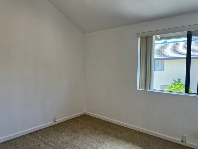 Building Photo - Spacious 2 Bedroom 2-1/2 Bathroom Townhome with 2-car garage in La Jolla near UCSD
