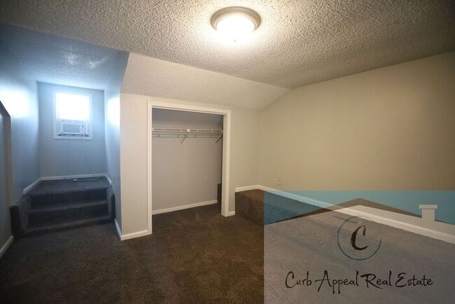 Building Photo - Beautifully renovated 4 bed / 2 bath duple...