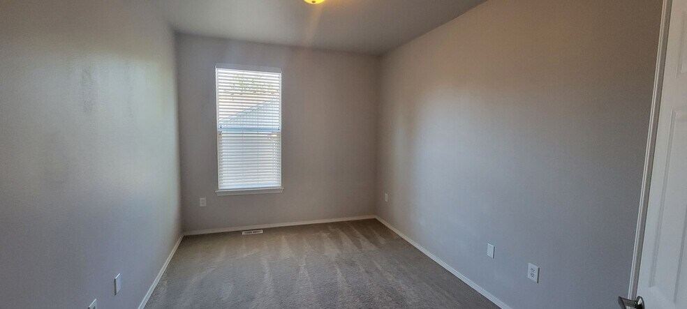 Building Photo - Shadow Hawk 3 bedroom Town home