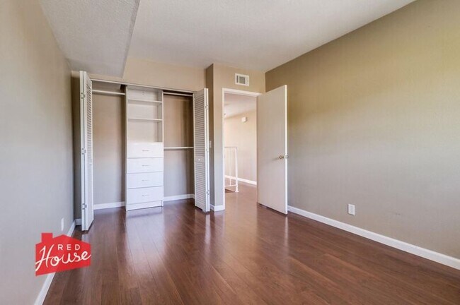 Building Photo - 825 Mola Vista Way