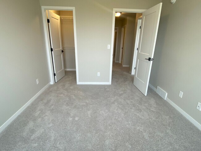 Building Photo - 2232 Griffin Dr S