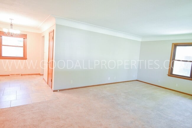 Building Photo - Charming 3 Bedroom, 2.5 Bath Ranch Style H...