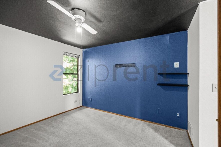 Building Photo - Unit