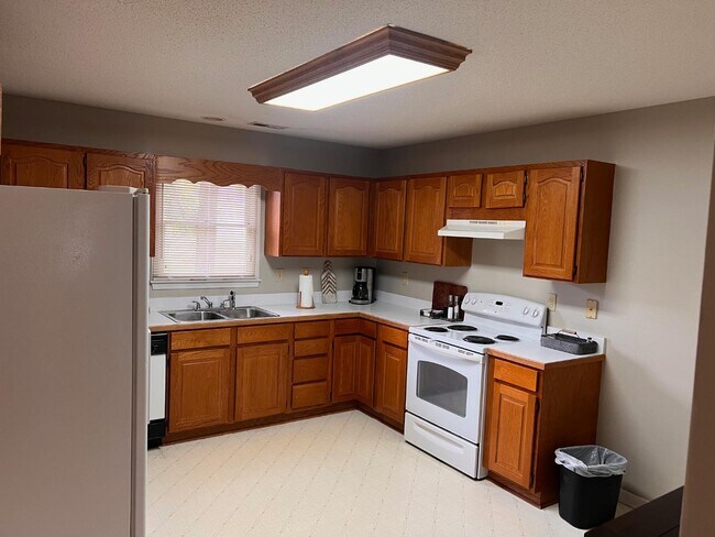 Building Photo - 401 Hidden Creek Cir