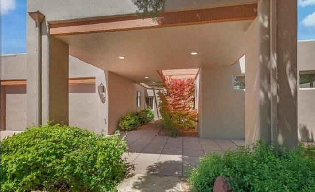 Building Photo - Vacation Rental- 30 Day rental