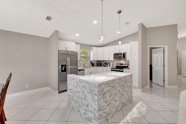 Building Photo - Waterway Cove