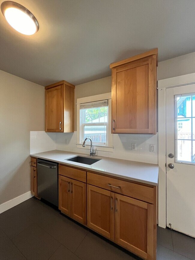 Building Photo - Gorgeous 2-Bedroom Townhome! Hardwood Floo...