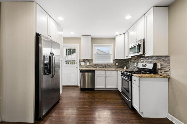 Building Photo - 557 E Royal Forest Blvd