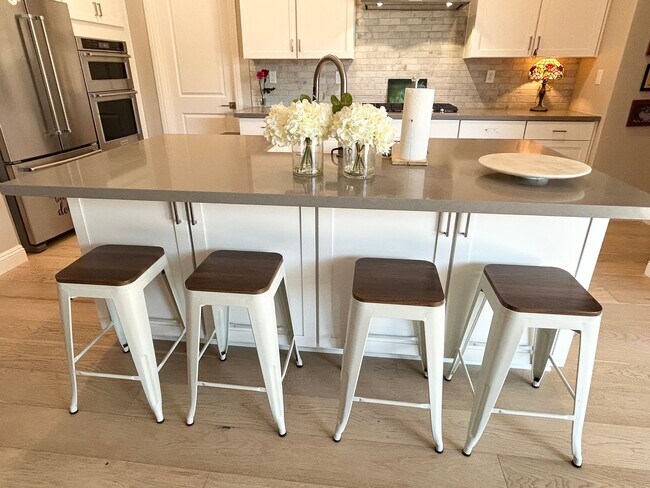 Building Photo - Luxury 55+ Executive Home- Fully Furnished