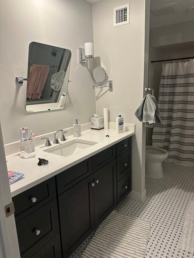 Building Photo - 1 Irongate