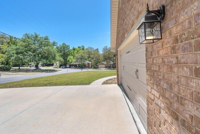 Building Photo - Stunning 4 Bedroom in PRIME Location!!  South of I-10!!