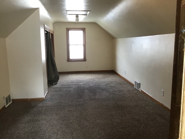 Building Photo - 3 Bedroom Single Family Home