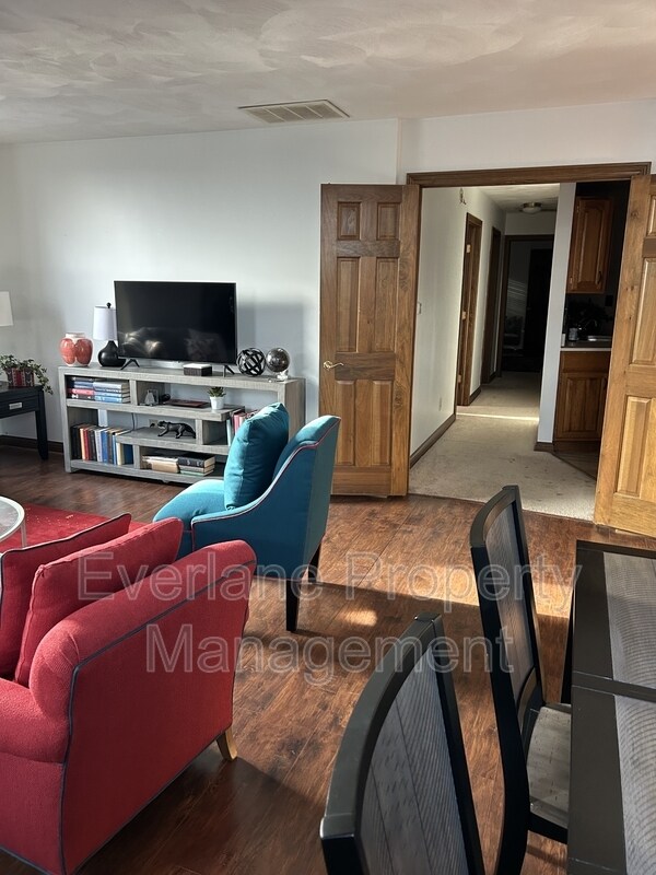 Building Photo - 65 E Cedar St