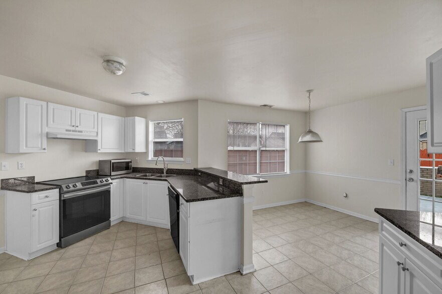 Building Photo - 3136 Sacramento Dr