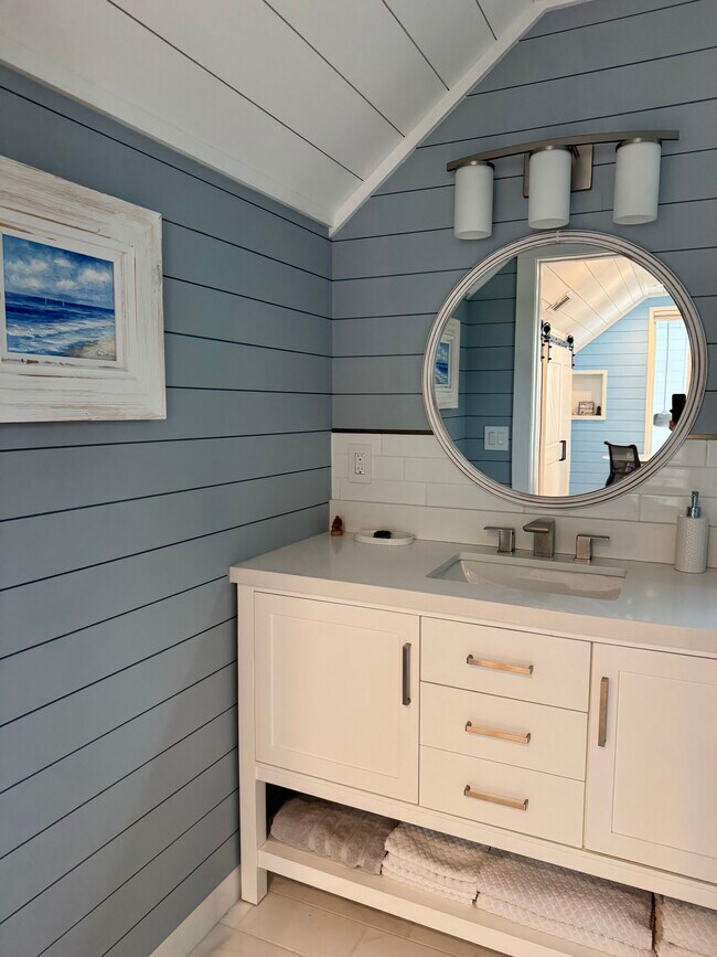 Building Photo - 2732 Weeks Ave