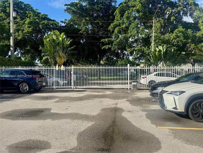 Building Photo - 2000 NE 135th St