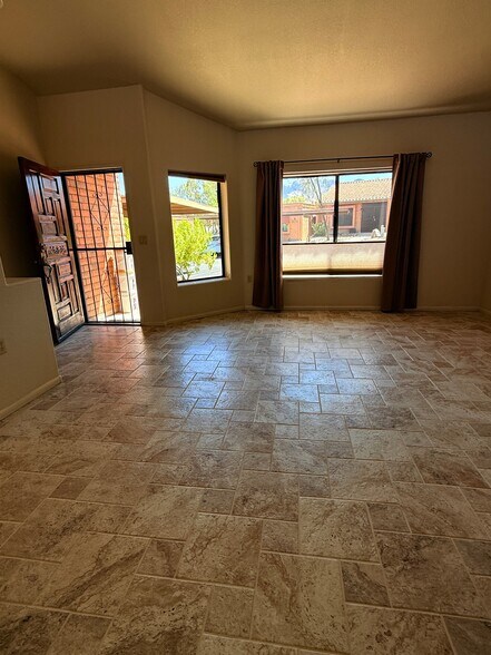 Building Photo - 8631 N Little Oak Ln