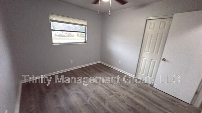 Building Photo - 2000 NE 50th Pl