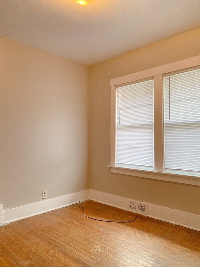 Building Photo - 3 bedroom 1 bath house!