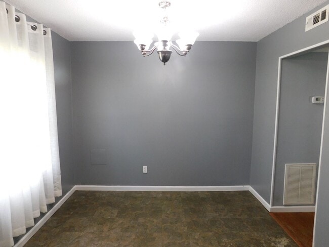 Building Photo - Quaint Family Home