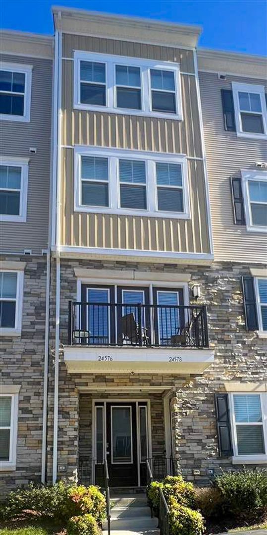 Primary Photo - Luxurious 3 Bed 3.5 Bath Townhome In Vibra...