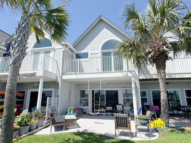 Building Photo - Stunning Waterfront 2BR/2.5BA Townhome wit...