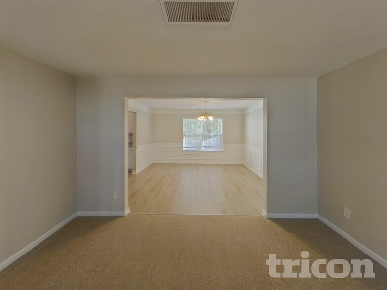 Building Photo - 11051 Southwood Dr