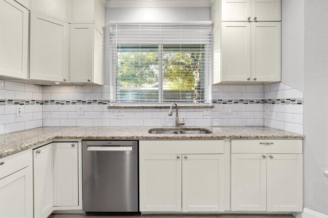 Building Photo - 2311 Santa Rita St