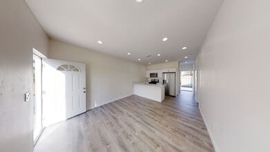 Building Photo - 4BD/2BA, Balcony Views!!