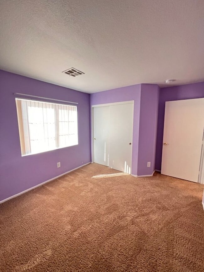 Building Photo - 3bed/2bath single story house with spaciou...