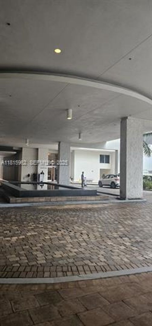 Building Photo - 1060 Brickell Ave