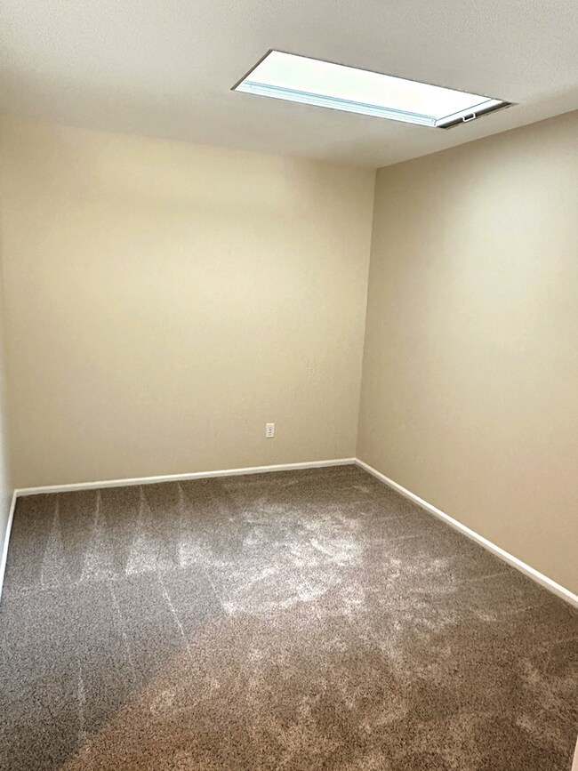 Building Photo - Elegant Gated Townhome with Main-Floor Primary Suite at Marina Pointe Kent