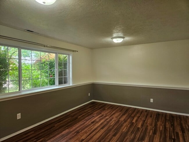 Building Photo - 4Bd/3Ba Two Story House - Available to View!