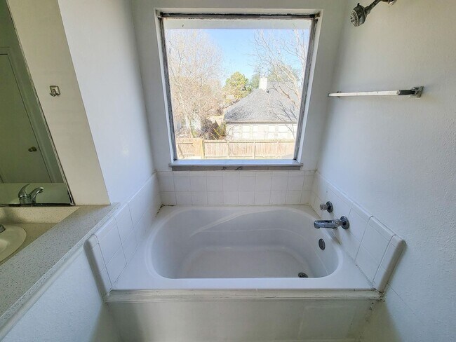 Building Photo - NICE 4 BEDROOM 2 BATH LEASE HOME WITH 2327 SF