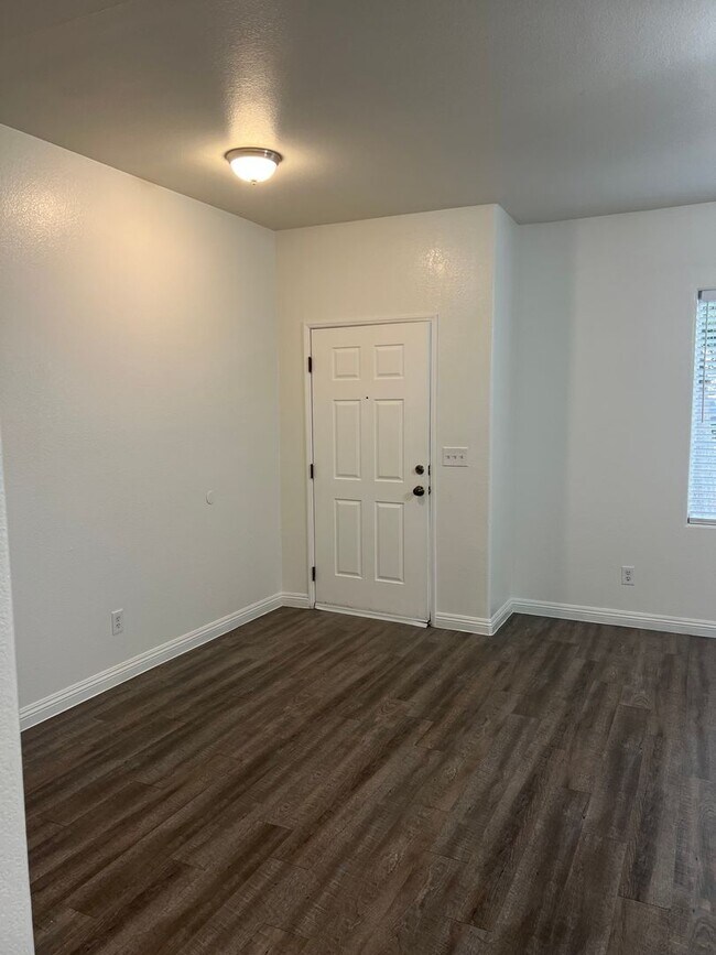 Building Photo - 1548 N Valencia Ct