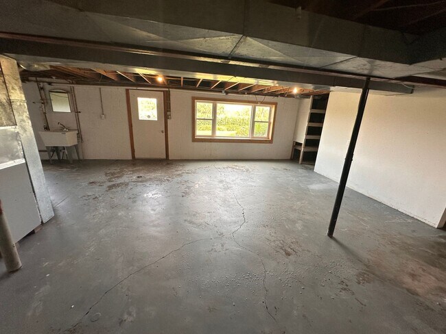 Building Photo - Louisville Farmhouse With Walkout basement