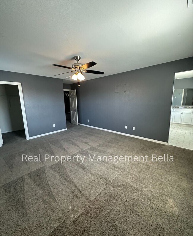 Building Photo - Cul-de-Sac Comfort + Space for Everyone