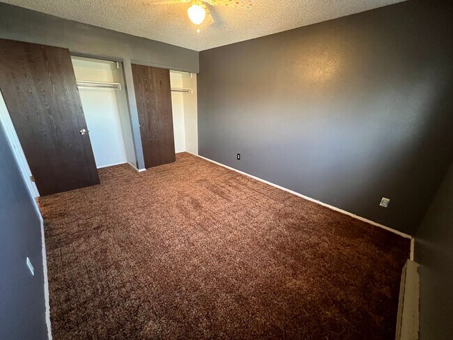 Building Photo - 3 Bedroom, 1.5 Bath Townhome W/ Attached S...
