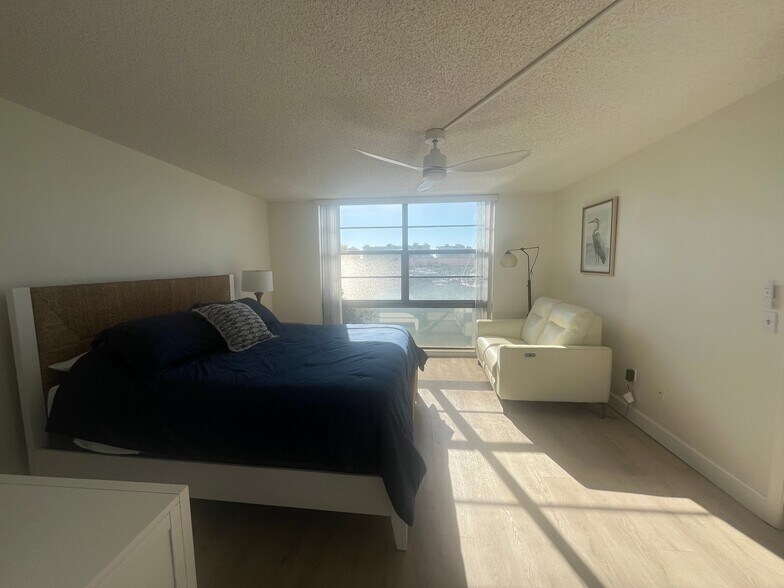 Building Photo - 7600 Sun Island Dr S