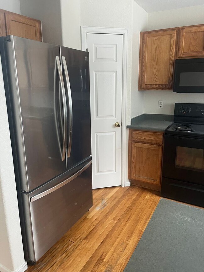 Building Photo - Gorgeous 4bd Home in  Cul-de-sac!!