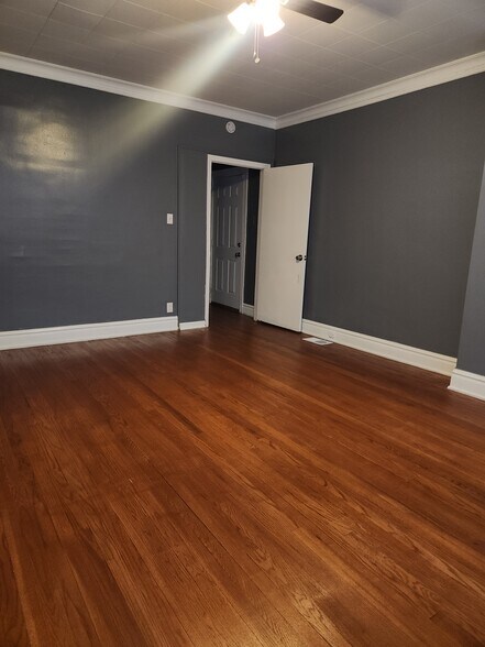 Building Photo - 8711 S Kingston Ave