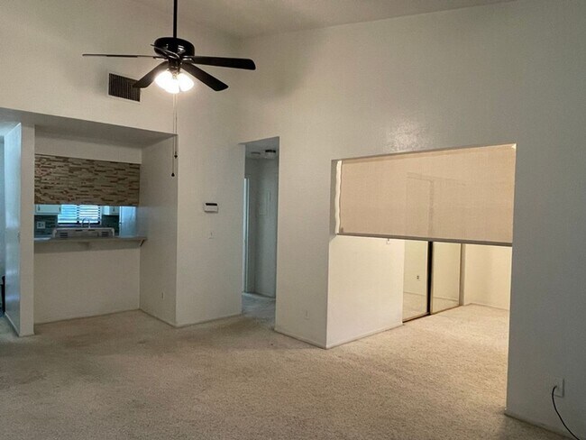 Building Photo - One Bedroom Condo with Den in Southeast Reno