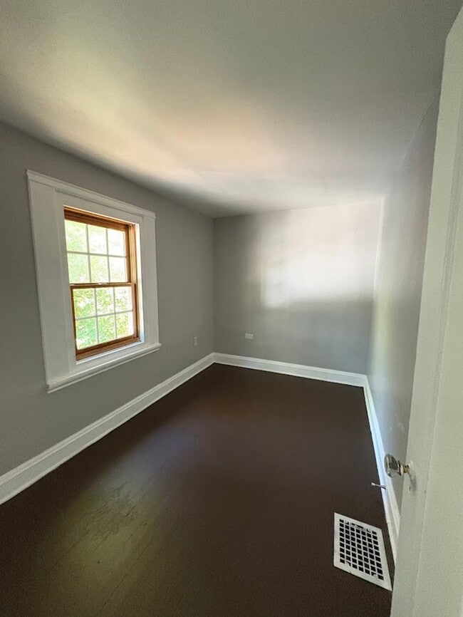 Building Photo - Three bedroom two bathroom home for rent