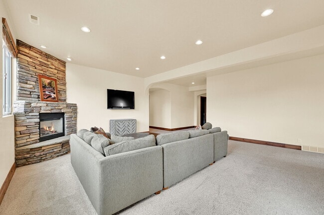 Building Photo - 3573 N Elkview Dr