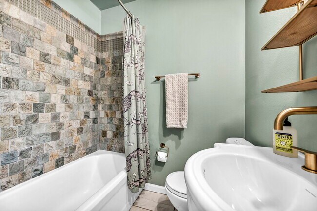 Building Photo - 4203 Duval St