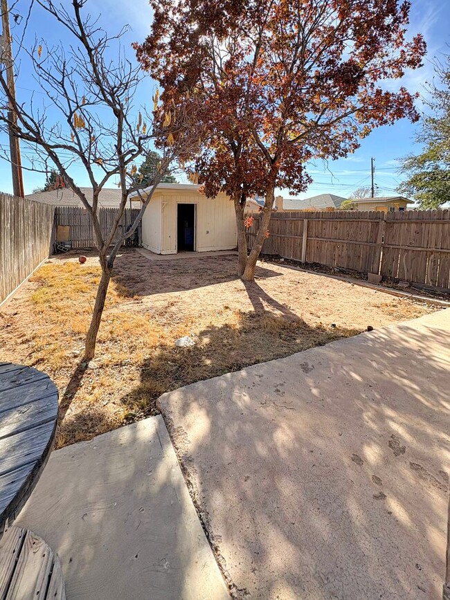 Building Photo - 413 W Kiowa Ave