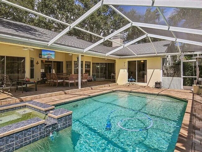 Building Photo - "Pool Home! Spacious 3-Bed, 2-Bath Gem on Shoreline Drive, Clearwater"