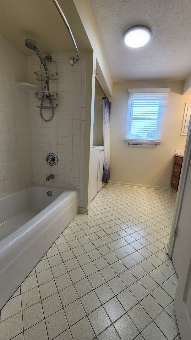 Building Photo - Amazing 3 bedroom Duplex - Super clean and ready to move in!