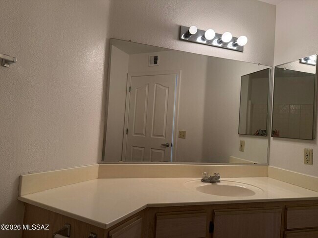 Building Photo - 5751 N Kolb Rd