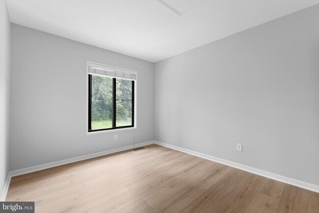 Building Photo - 2813 Cambridge Dr